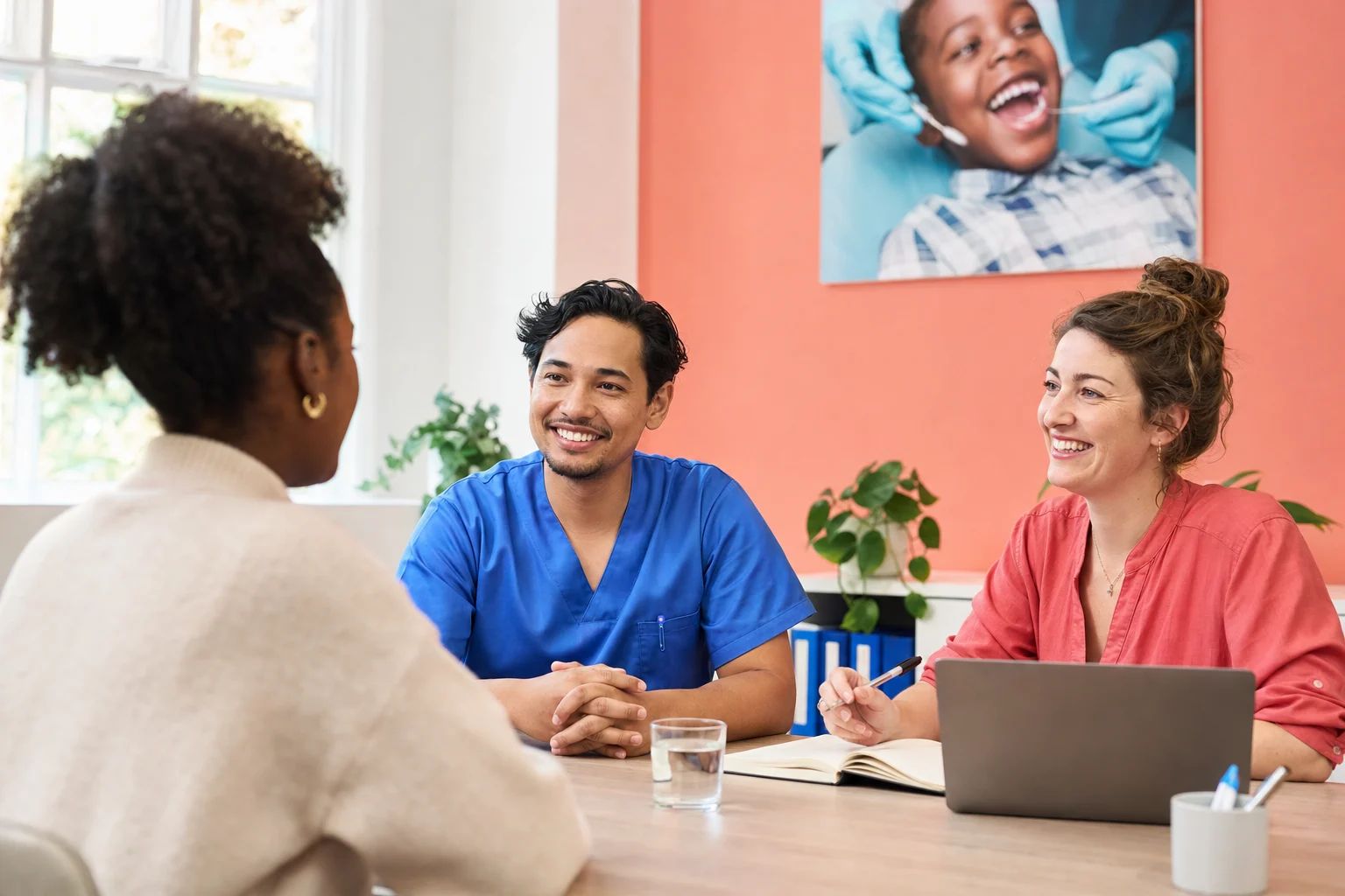 Een sollicitant maakt tijdens een open gesprek kennis met toekomstige collega's