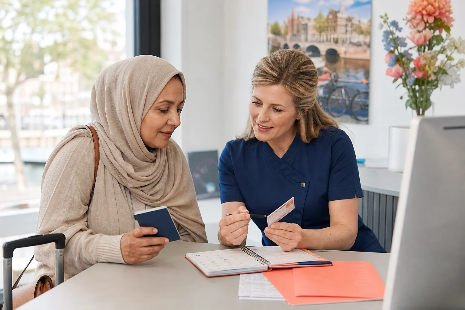 Een bezoeker bespreekt verzekering en planning voor urgente mondzorg