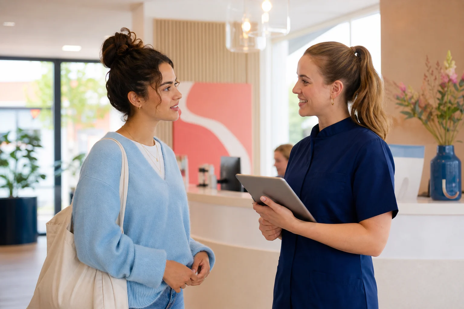 Een jongvolwassene bespreekt de eerste stap met een mondzorgcoördinator
